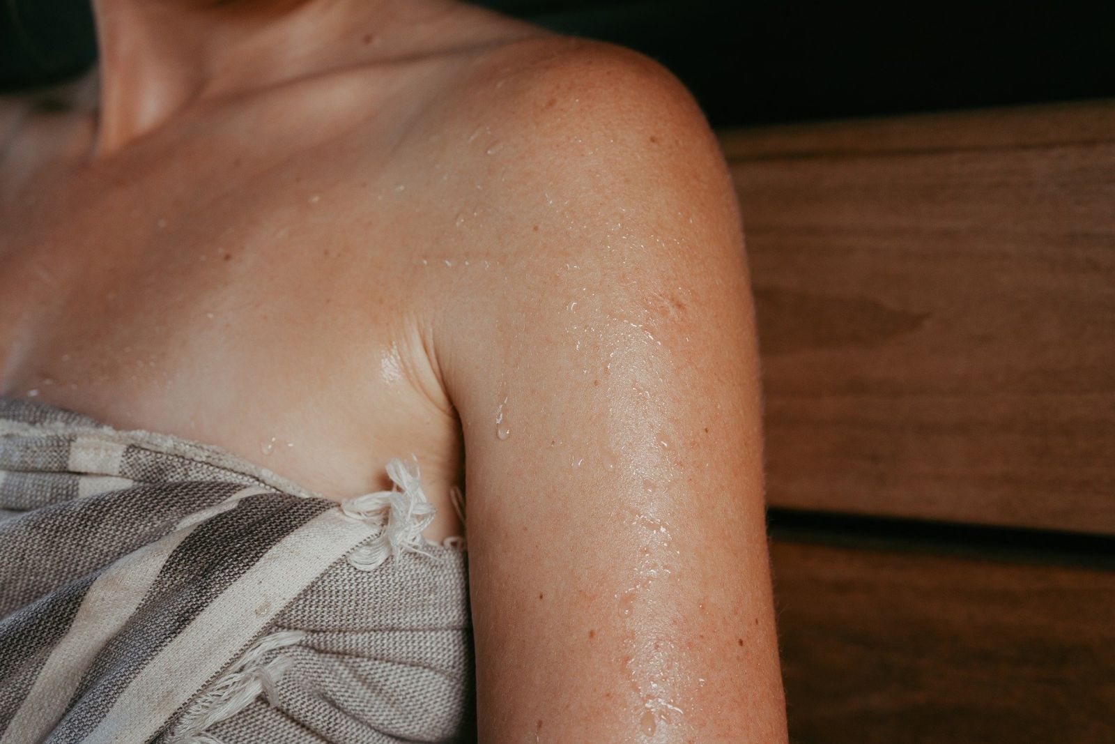 Dame in Sauna, nur Torso