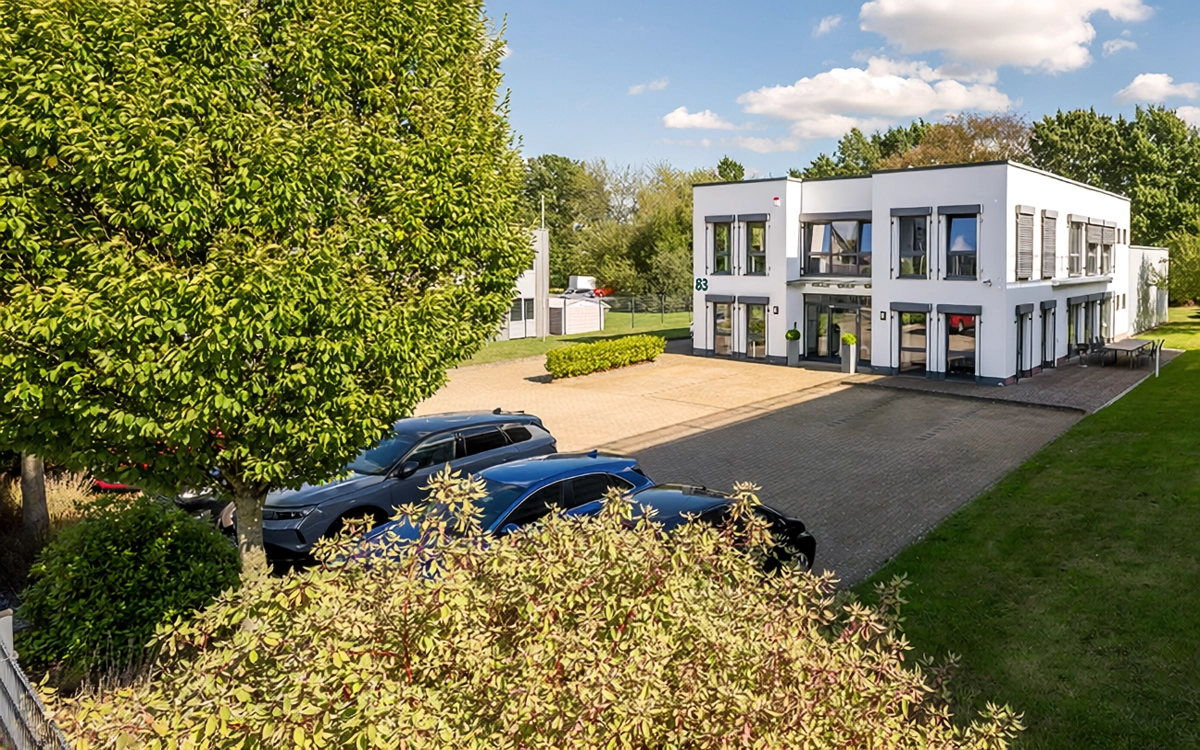 Geschäftsstelle Meisenstraße Bielefeld mit Parkplatz